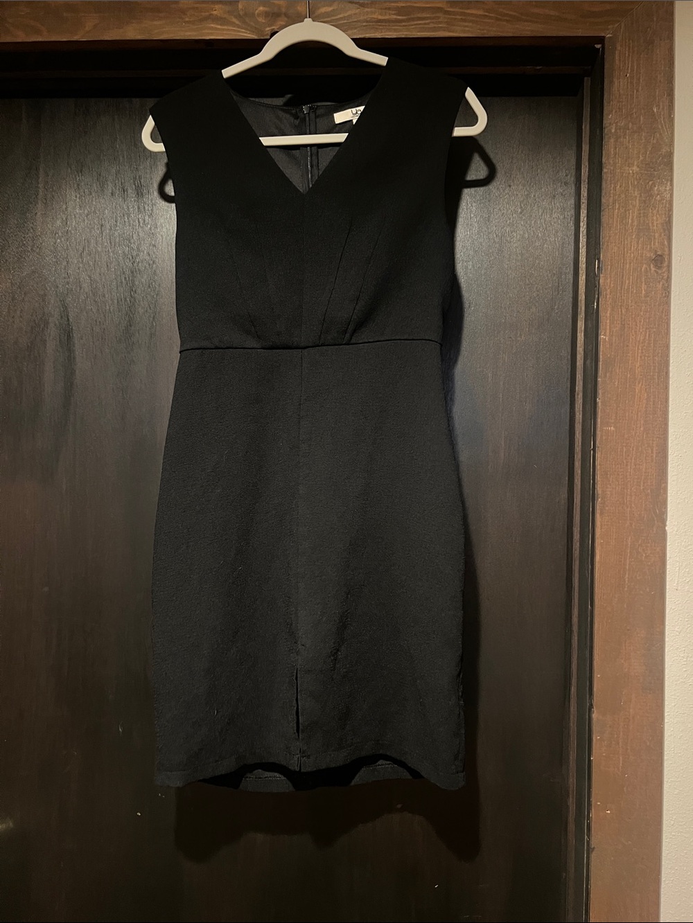 Black V-Neck Sleeveless Sheath Dress